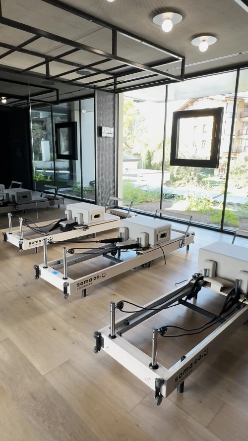 Mehrere Soma Co. Reformer im Trainingsraum des Alpenresorts Schwarz