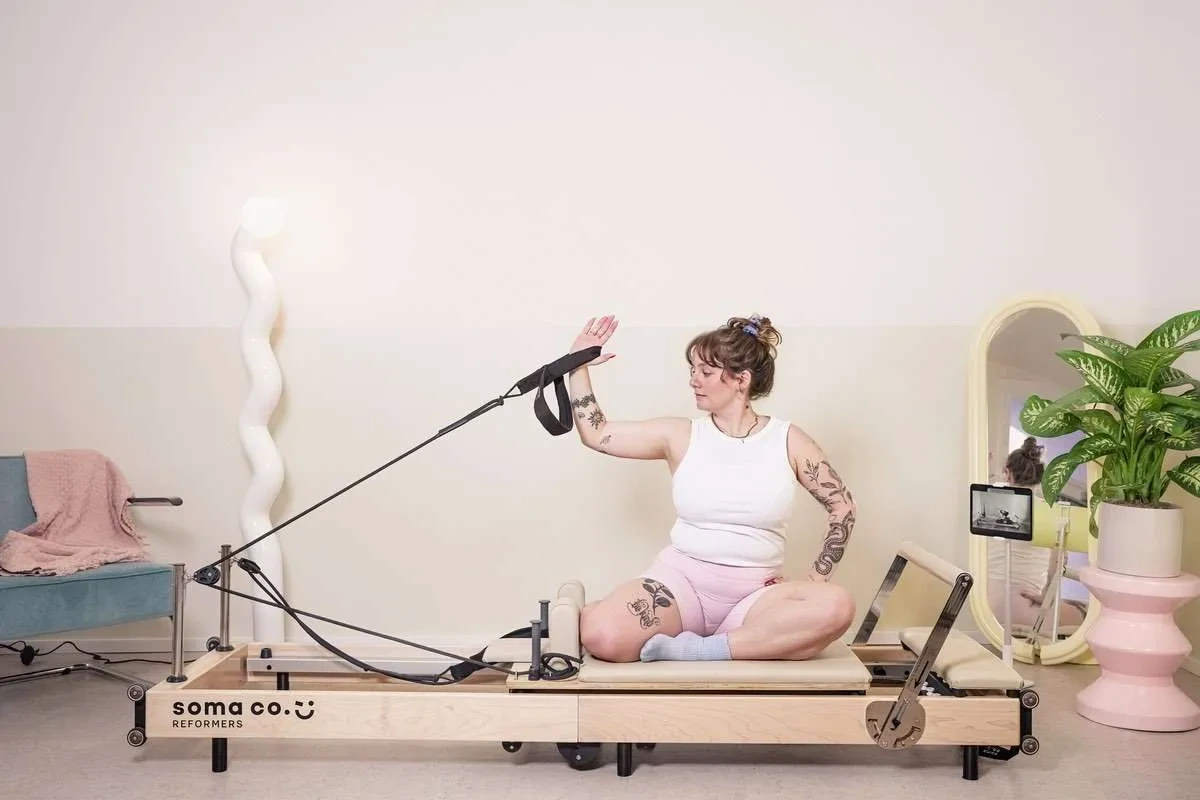 Training mit den Seilzügen auf dem faltbaren Soma Co. Reformer